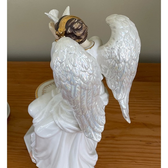 O'WELL porcelain Angel figurine sitting on a Sundial holding a White Dove - Picture 4 of 5